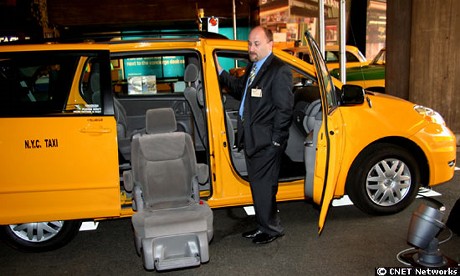 　Bronx Auto GroupとBruno Independent Living Aidsが提供するトヨタ自動車の「Sienna」モデルを使用したタクシー。リフトアップシートが搭載されている。ニューヨーク市では試験導入を検討しているという。