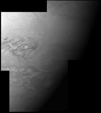 　小赤斑（Red Spot Jr.）の近接写真。この渦は10年前に発生し、約1年前から茶色に変色した。太陽光がほとんど届かない冥王星での撮影向けに調整されたカメラを使用しているため、太陽光が直接当たらない状態で撮影された。