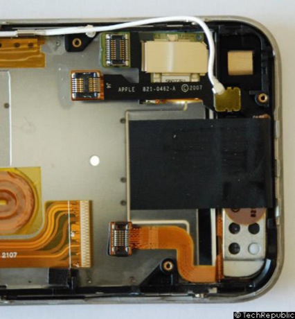 　iPhoneのシャーシには、2本のアンテナ線、1本のスクリーン用リボン、その他3本のリボンデータケーブルの計6本の内部コネクタが、メイン基板への接続用に装備されている。