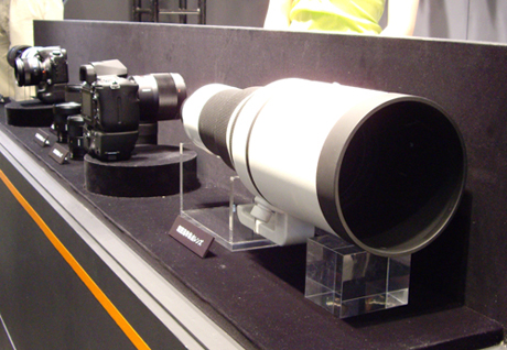 ソニー「α」シリーズの参考出品では、各種レンズも展示されていた。超望遠から、広角単焦点、標準ズームなどラインアップが強化されそうだ。