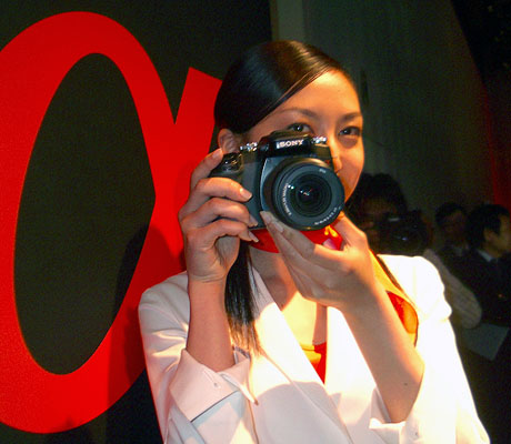 ソニーはレンズ交換式デジタル一眼レフカメラの新製品「α100」を発表した。コニカミノルタのブランドとレンズ交換システム「αマウント」を受け継いだα100のフォトレポートをお届けする