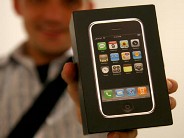 >初代iPhoneの発売日は2007年6月29日。日本ではその約1年後、iPhone 3Gの登場から
