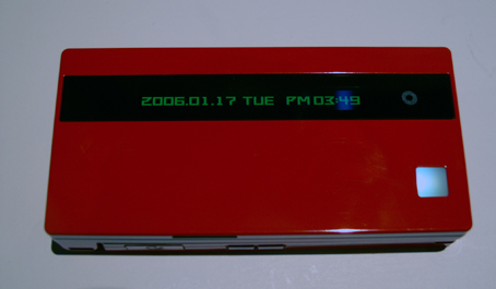 N702iD。背面の横長液晶でiチャネルも表示できる。