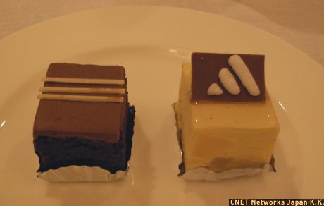 　発表会の会場にはアディダスのロゴと三本線をあしらったケーキが用意されていた。左はチョコレートケーキ、右はフルーツババロア。どちらもおいしくいただきました。