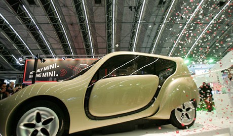 　オランダとドイツでそれぞれ自動車イベントが開催されている。環境に配慮した次世代コンセプトカーから、往年の名車まで、さまざまな車両が欧州に結集した。アムステルダムで開催のモーターショー「AutoRAI 2007」では、BMWの水素自動車「Hydrogen 7」、トヨタ自動車の無公害車「Fine-T」、ディーゼルエンジンを搭載した「Mini Cooper」など新型の車両が各社で披露される。写真はAutoRAIに登場した車両「Common」。オランダの工科大学であるトエンテ大学、デルフト工科大学、アイントホーフェン工科大学が合同で設計した。3校は2月に「3TU Federation」というプロジェクトを立ち上げ、ハイテクシステムや、ナノテクノロジ、持続可能なエネルギーの研究に取り組んでいる。