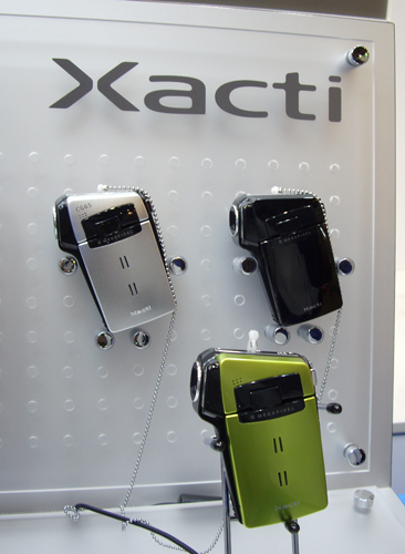 こちらも先日発表されたばかりの三洋電機「Xacti」の新モデル「DMX-CG65」。H.264撮影対応という特長をいかして、PCとの連携を打ち出した展示が行われていた。