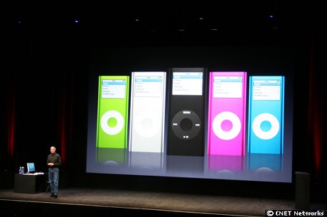 　新型のiPod nano。iPodでのカラーバリエーションが復活した。