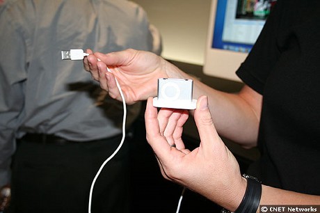 　新型のiPod shuffleのサイズは41.2×27.3×10.5mmと、マッチ箱くらいの大きさになっている。
