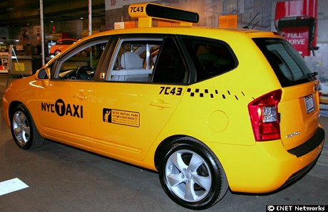 　ニューヨーク市タクシー＆リムジン委員会は米国時間4月4日、起亜自動車のRondoに塗装されているロゴをニューヨークタクシーの2007年末まで使用することを発表した。見やすさを考慮したデザインになっている。Smart Designとそのほかのニューヨーク市を拠点とするデザイン会社の協力で制作された。