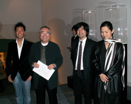 左よりN702iDをデザインした佐藤可士和氏、SH702iDをデザインした松永真氏、F702iDをデザインした工藤青石氏、平野敬子氏