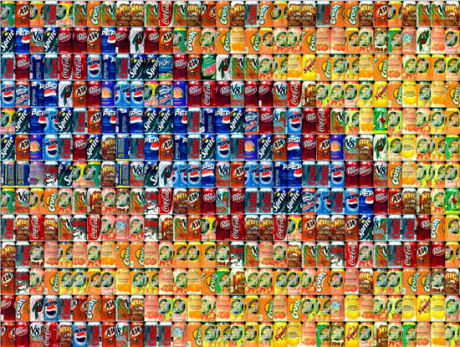 　30秒毎に米国人が消費すると言われる10万6000個のアルミ缶。Chris Jordan氏自身による注釈には、作品そのもののスケールを感じながらじかに見てほしい、とある。