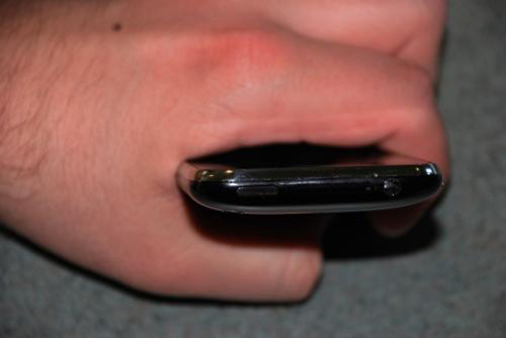 　iPhone 3Gの上部には、SIMカードトレイ、3.5mmステレオヘッドフォンジャック、スリープ／スリープ解除ボタンが付いている。