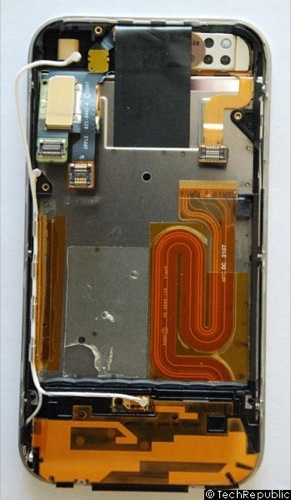 　電池を取り外し、プリント基板を分解すると、iPhoneのシャーシの裏側が見えてくる。電話を再度使用できる状態に組み立て直したかったため、この時点で分解するのは止めることにした。iPhoneのリチウムイオン電池は、接着テープでシャーシに固定されている。