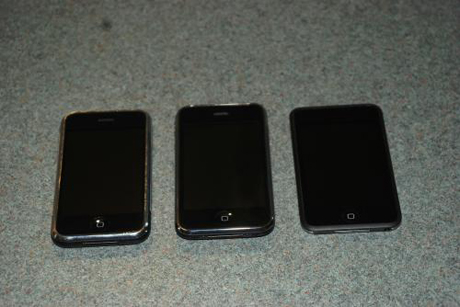 　左から順に、初代iPhone、iPhone 3G、iPod touchの正面。