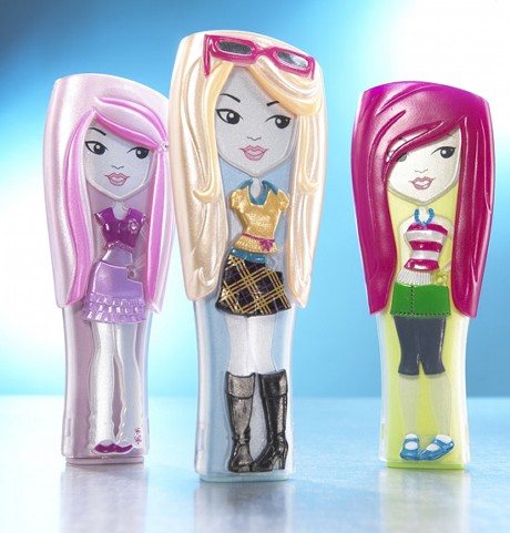　玩具メーカー大手のMattelが、バービー人形をデザインに取り入れたMP3プレーヤー「Barbie Girls」を発表した。Mattelは、この新しい玩具で、MGA Entertainmentの人形「Bratz」や、Ganzの提供するオンラインとの連携が可能なぬいぐるみ「Webkinz」など、いま米国のローティーンたちの間で人気となっているグッズや、Appleの「iPod」に対抗したい意向だ。このデバイスは少女向けのオンライン仮想コミュニティー「BarbieGirls.com」と連携可能になっている。7月に発売する計画で、価格は約60ドルになる予定。大きさは4.5インチ（約11cm）。512Mバイトのメモリと最大2GバイトのminiSDカードを搭載することができる。