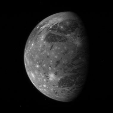 　木星の衛星である「ガニメデ」は、太陽系で最も大きい衛星である。この写真はNew Horizonsが27日に、220万マイル（約354万1000km）離れた地点から撮影した。