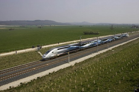 　フランスの高速列車「TGV」の新型車両「V150」型が、時速574.8kmに達し、リニアモーターカーを除いた鉄道車両の中では、世界最高速記録を更新した。この新型車両はAlstom TransportとReseau Ferre de France、フランス国有鉄道（SNCF）が共同で開発した。リニアモーターカーでは、日本のリニアモーターカー山梨実験線がこれまでで最高速度の時速581kmを2003年に記録している。