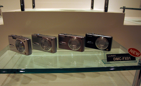 松下電器産業は2月14日、デジタルカメラLUMIXシリーズ3機種を発表した。発表会場には、カメラ内部も展示されており、その様子を中心にお伝えする。写真は、広角28mmレンズを搭載した「DMC-FX01」。4色カラーで展開。