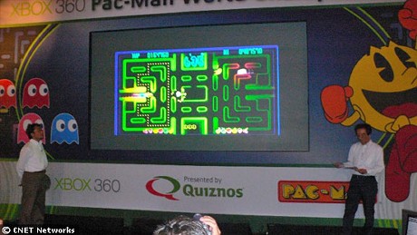 　岩井氏と岩谷氏の両氏が新版「Pac-Man Championship Edition」のデモをする様子。
