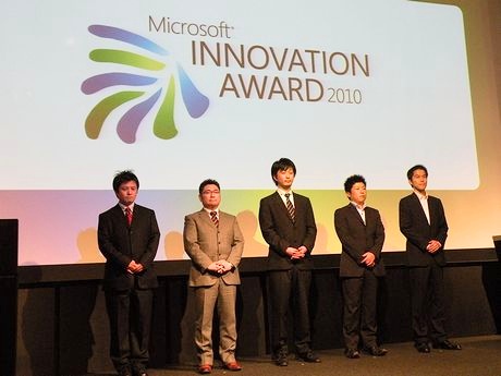 最優秀賞の発表を待つ各社の代表。その表情には緊張感が漂う。