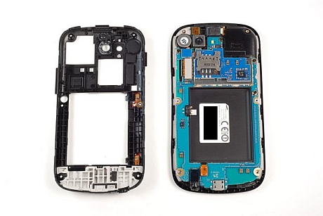 　内部カバーを外すと、Nexus Sの内部が見えるようになった。

　GALAXY S CaptivateとNexus Sの構造には共通点がある。例えばどちらのデバイスも、メインPCBの上に、より小型のPCB（EMIシールドに取り付けてある）が積み重なった構造をしている。

　しかし違いもある。Nexus SのメインPCBは本体と同じくらい長く、下の部分もある。GALAXY S CaptivateのメインPCBは、本体上部にしかない。