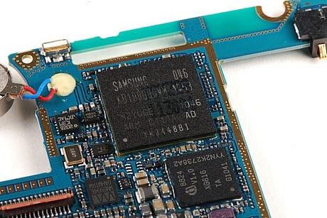 　Nexus Sは、GALAXY S Captivate同様、1.0GHzのCortex A8（Hummingbird）プロセッサを使用している。このチップの印字は、GALAXY Sのチップとほぼ同じだ。