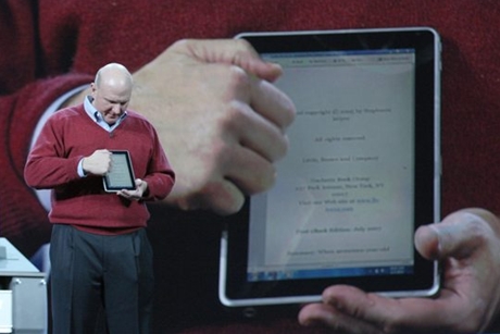　2010年のCESでHewlett-Packard（HP）のSlateタブレットを披露するBallmer氏。