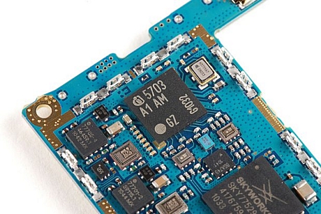 　このチップは、Infineon製のシングルチップデュアルモードUMTS/EDGEトランシーバIC「SMARTi UE」（PMB 5703）だ。