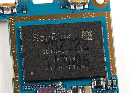 　SanDiskのMLC型NANDフラッシュメモリ「SDIN4C2」（16Gバイト）。