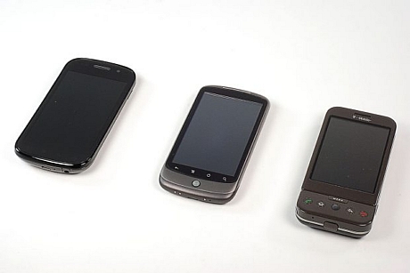 　左から順に、Nexus S、「Nexus One」「T-Mobile G1」。
