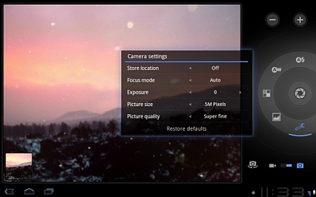 　新しくなったカメラアプリケーションは、設定画面を中央前面に表示する。強化されたギャラリーアプリケーションは、フルスクリーンモードや他の画像のサムネイル表示に対応している。