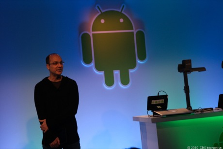 　Androidチームを率いるAndy Rubin氏がまずは登壇。「HoneycombとAndroidの新機能を一部紹介できることをうれしく思う」と述べる。今回のイベントでは、Motorolaの「XOOM」を使ったデモを披露し、「Android Market」の将来における機能について話をすると述べた。
