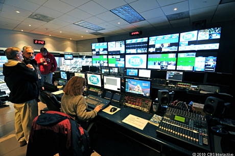 　テキサス州アーリントン発--アメリカンフットボールリーグNFLの優勝決定戦である第45回Super Bowlが米国時間2月6日に開催された。同試合の会場であるカウボーイズスタジアムが1日、記者団に公開された。ここでは、その様子を画像で紹介する。

　画像は、ビデオ制御ブース。

　この部屋では、ビデオクルーが同スタジアムにある世界最大のHDビデオスクリーンなどを制御している。スタジアム内にあるカメラなどから届けられる無数の映像を扱う。