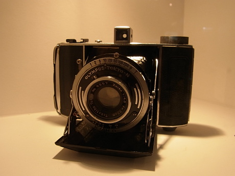 　「ZUIKO」のブランドを冠したレンズの発売から75周年を記念し、初期の歴史的カメラの展示と、2011年発売予定の最新レンズを参考出品している。写真は、「セミオリンパスII型」（1938年発売）。シャッター、ボディまで初めて完全自社製造したものという。