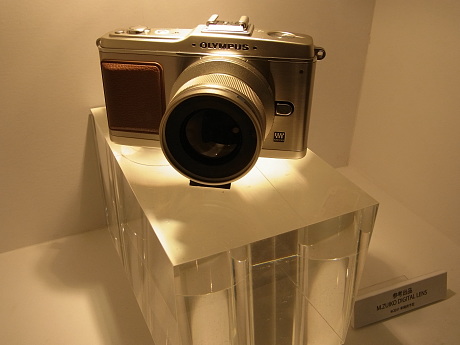 　写真は、「M.ZUIKO DIGITAL」レンズのコンセプトモックアップ。「OLYMPUS PEN」シリーズ用の高性能な単焦点レンズとして開発を進めており、2011年発売予定という。