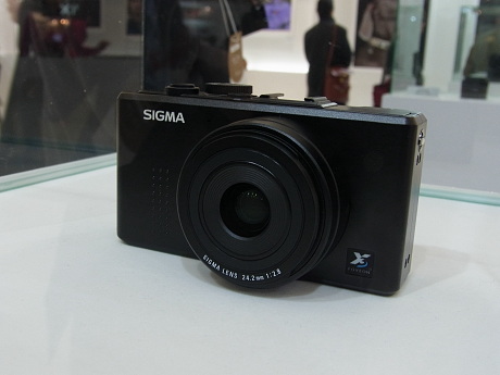 　シグマのブースでは、2月8日に発表したばかりのコンパクトデジタルカメラ「SIGMA DP2x」などを展示。実際に手を触れることはできないが、外観を目にすることができる。