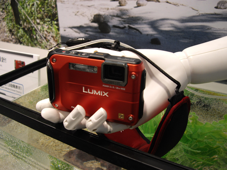 　パナソニックブースでは、1月に発表された「LUMIX」新モデルが一堂に展示された。写真はタフネスモデルの「DMC-FT3」。水中での撮影映像をモニタに映すなど防水性能をアピールしていた。