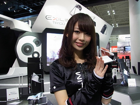 　カシオのブースでは、4月に発売予定の液晶とフレームが回転するカシオのフリースタイルカメラ「EX-TR100」を体験できる。