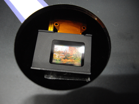 　エプソンブースでは、デジタル一眼カメラ向けの電子ビューファインダを展示。写真は参考出品されていたXGAタイプのもの。表示色は1677万色になるという。