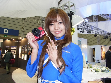 　最新カメラで写真撮影が楽しめるオリンパスブース。「Lens Bar」では、「ZUIKO DIGITALレンズ」や「M.ZUIKO DIGITALレンズ」を試用できる。