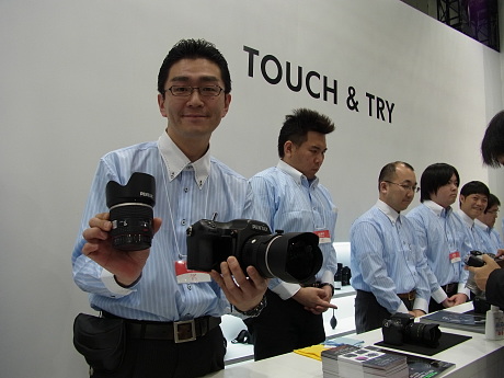 　「TOUCH＆TRY」コーナーでは、レンズ交換式中判デジタル一眼レフカメラ「PENTAX 645D」からコンパクトデジタルカメラまで、すべてのカメラを試すことができる。