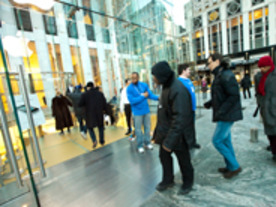 フォトレポート：ベライゾン版「iPhone 4」、米国で販売開始--ニューヨークでの様子
