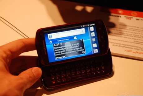 　Sony Ericssonは現地時間2月13日、スペインのバルセロナで開催の世界最大のモバイル関連の展示会2011 Mobile World Congressで「Xperia Pro」を発表した。同社は同端末のほか、「Xperia Neo」とプレイステーションフォンこと「Xperia Play」を発表している。

　Xperia Neoとほぼ同じ機能を有しているが、Xperia Proは物理キーボードを搭載している点が異なっている。