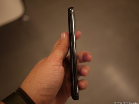 「世界最薄スマートフォン」

　Galaxy S IIは世界最薄のスマートフォンであるとサムスンは主張する。本体サイズは縦4.93インチ（12.5cm）、横2.6インチ（6.6cm）、厚さ0.33インチ（0.84cm）で、重量は4.09オンス（115.9g）。