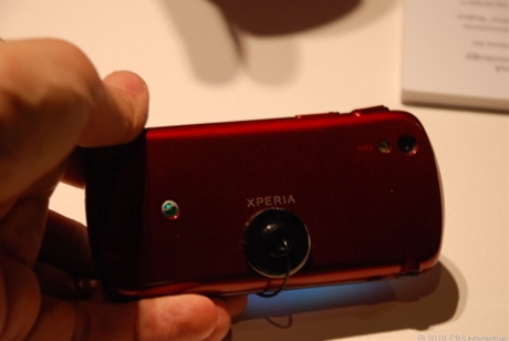 　背面にはHD動画を撮影可能な8メガピクセルのLEDフラッシュ搭載カメラ、前面には2メガピクセルカメラの機能を備えている。