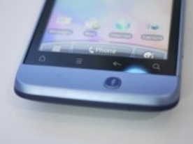 フォトレポート：HTC、Facebookボタン搭載のAndroid携帯「ChaCha」と「Salsa」発表