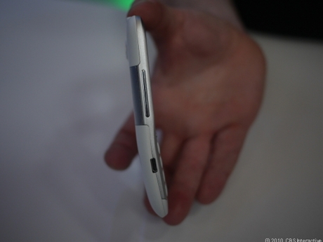 HTC ChaCha

　左側面。音量調節とMicro-USBポートが付いている。