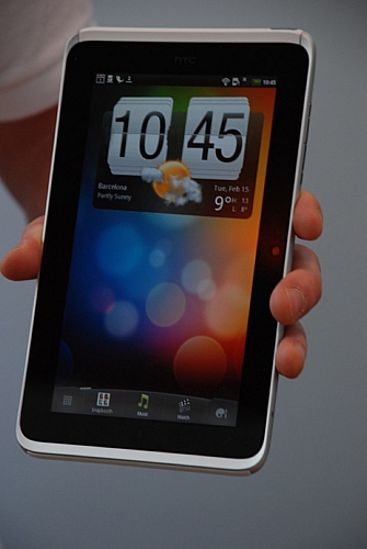 　スペイン・バルセロナ発--世界最大のモバイル関連の展示会である2011 Mobile World CongressでHTCが「HTC Flyer」を擁して、タブレット市場に参入した。同タブレットのOSは「Android 2.4」で、7インチのSuper LCDタッチスクリーンを搭載。「HTC Legend」など、同社製のスマートフォンで採用されてきたアルミニウムのユニボディデザインを採用する。