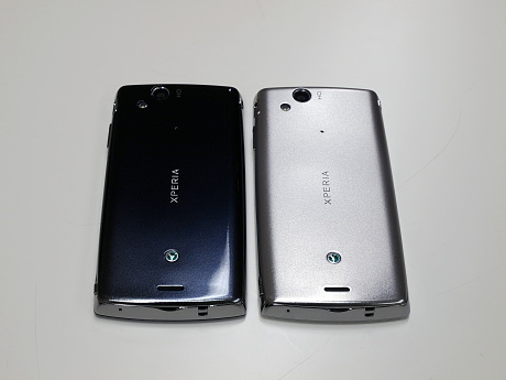 　ソニー・エリクソン・モバイルコミュニケーションズは、米国ラスベガスで開催された「2011 International CES」でグローバルモデルのスマートフォン「Xperia arc」を発表した。

　Xperia arcは、Android 2.3を搭載した製品で、マルチタッチに対応した4.2型パネル（854×480ピクセル）や画像処理エンジン「Sony Mobile Bravia Engine」などを採用しているのが特徴。今回、グローバルモデル版をフォトレビューでお伝えする。

　なお、グローバルの発表では、日本など世界の主要マーケットで第1四半期より発売するとしており、それ以上のアナウンスはまだされていない。日本国内では、Xperia（SO-01B）をNTTドコモが販売している。

　Xperia arcのカラーは、Midnight BlueとMisty Silveの2色。