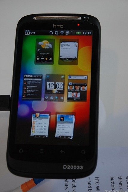 　同時に発表された「HTC Incredible S」と同様、「Leap」機能を搭載。7つのホームスクリーンを縮小して同時に表示できる。